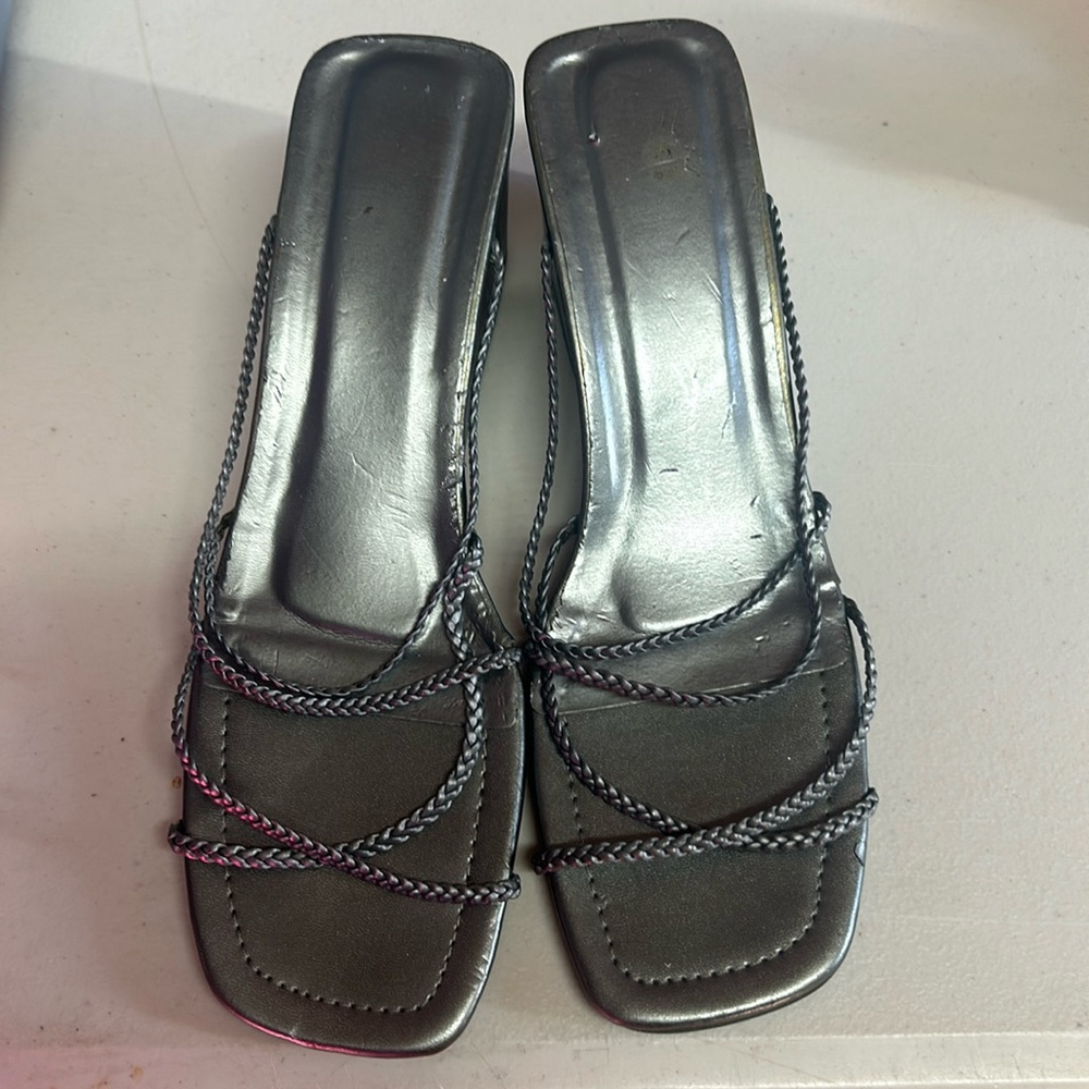 Ladies gray dress shoes. Think size 8. No size on shoes.